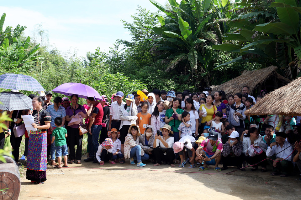 Khi lễ thành hôn chuẩn bị diễn ra, rất nhiều du khách đã có mặt để chứng kiến ngày vui của cô dâu, chú rể. (Ảnh: Nhóm PV)