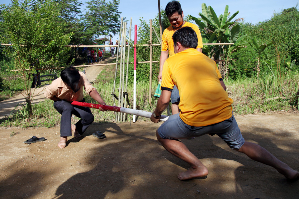 Sau khi kết thúc các tiết mục văn nghệ, du khách tiếp tục được tham gia vào các hoạt động bên lề như mua sắm và các trò chơi dân gian tại phiên chợ vùng cao. (PV/Vietnam+)