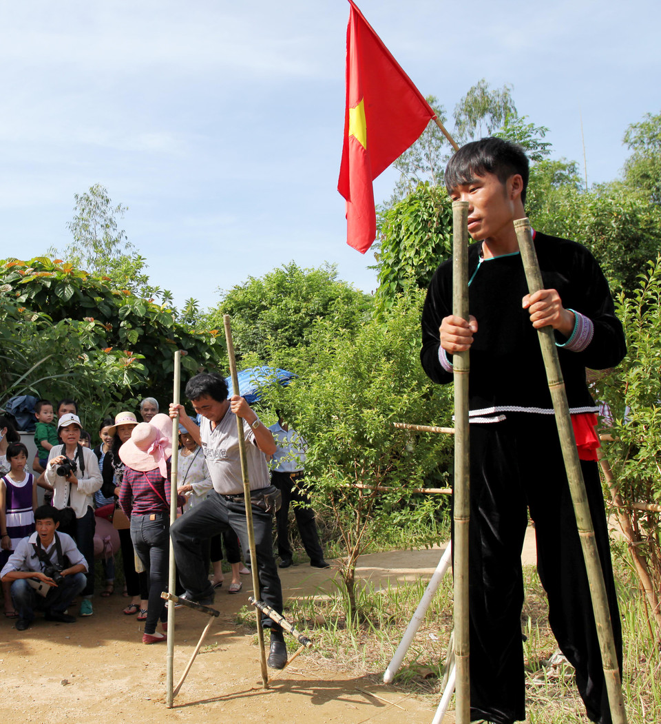 Nhiều du khách cố gắng thử sức với trò đi cà kheo. (Ảnh: Nhóm PV)