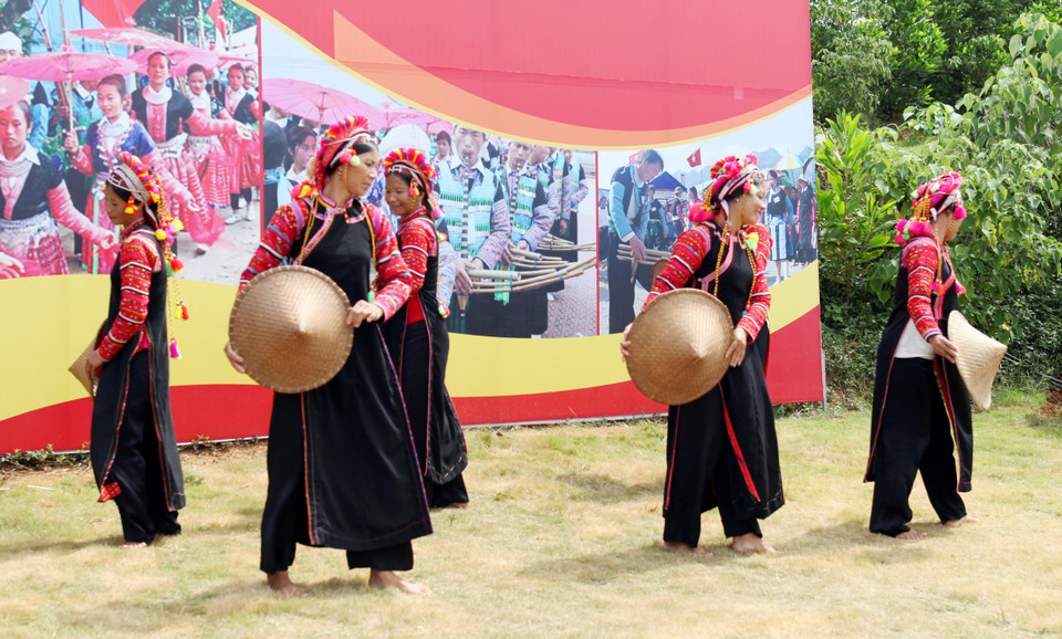 Điệu múa nón của người dân tộc La Hủ. (PV/Vietnam+)