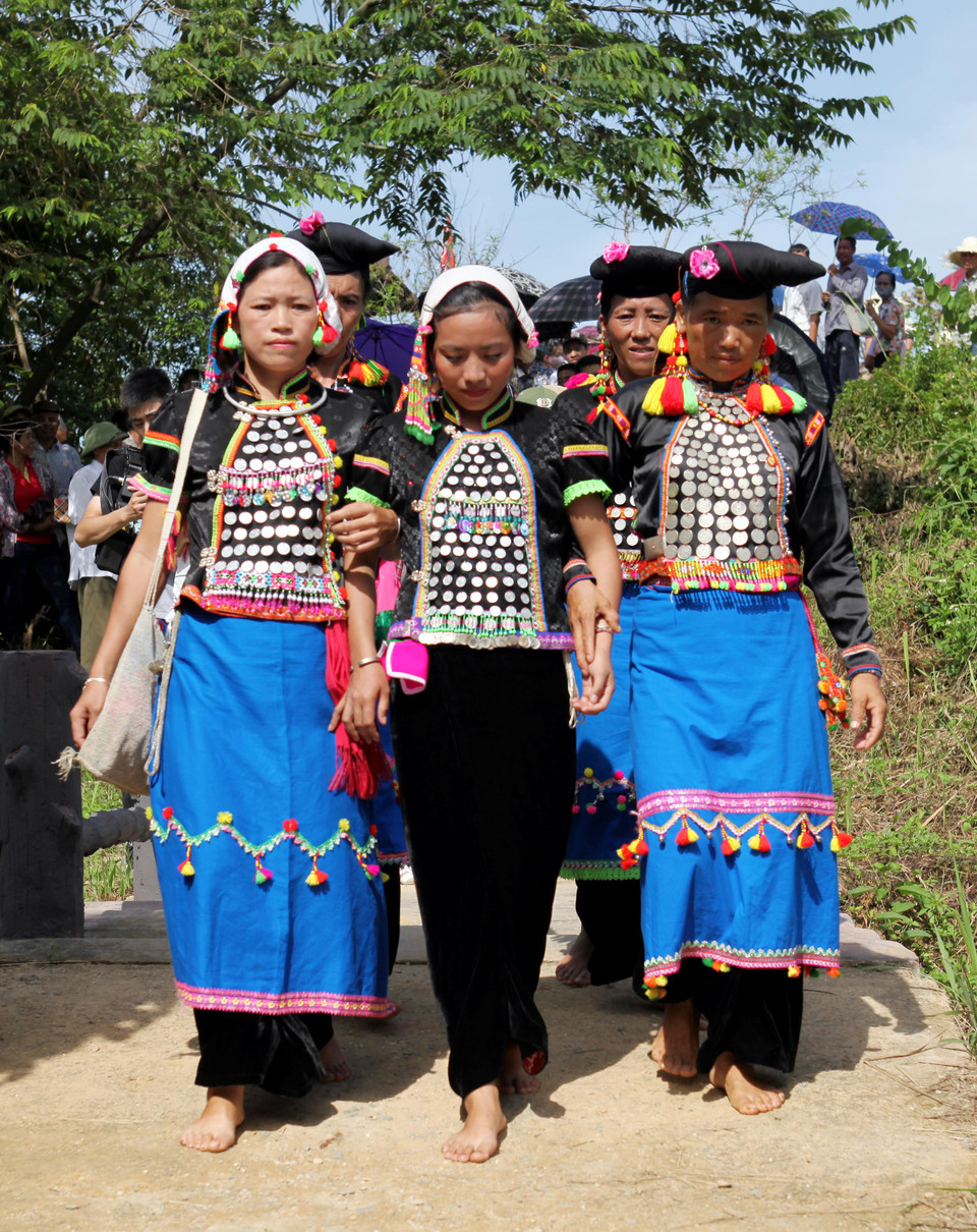 Theo tục lệ, cô dâu được em gái chú rể cùng với bạn bè đưa đi từ biệt xóm làng trước khi làm lễ nhập họ nhà trai. (Ảnh: Nhóm PV)