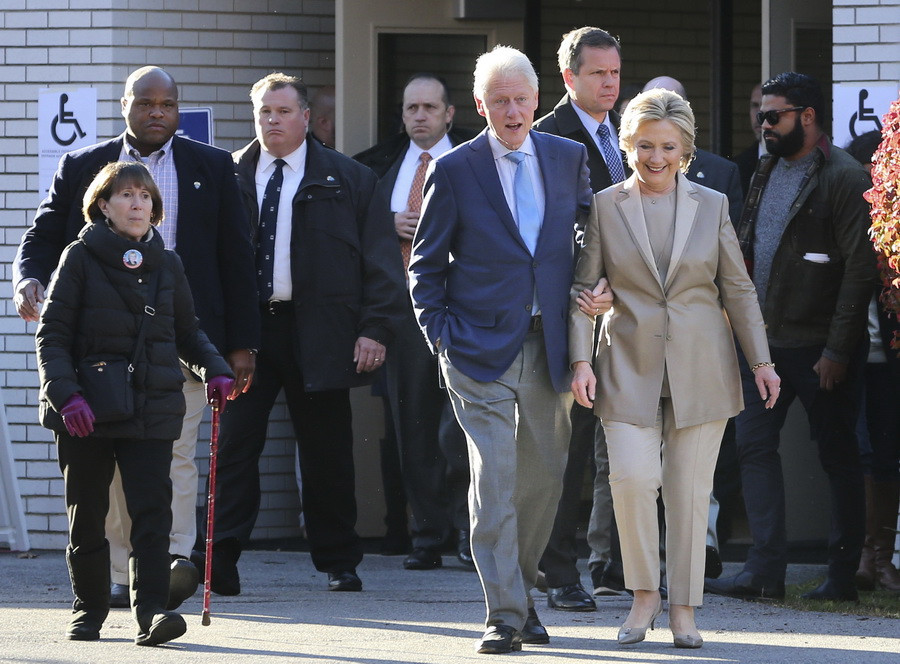 Ứng viên Hillary Clinton (phải) cùng chồng là cựu Tổng thống Bill Clinton (giữa, trước) sau khi bỏ phiếu bầu tại Chappaqua, New York, ngày 8/11. (Nguồn: AP/TTXVN)