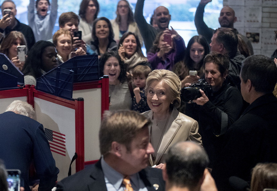 Bà Hillary Clinton nở nụ cười với những người ủng hộ. (Nguồn: AP/TTXVN)