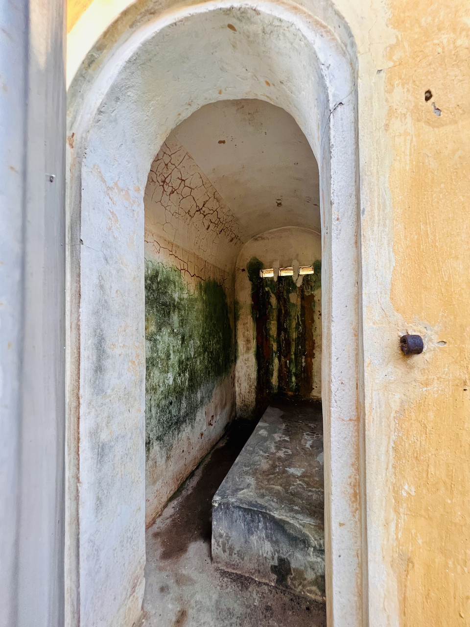 Bên trong phòng biệt giam rêu mốc, hôi thối. (Ảnh: Nguyên Linh/TTXVN)