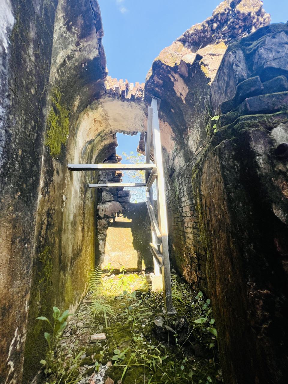 Nhiều hạng mục ở dãy nhà biệt giam đã xuống cấp nghiêm trọng. (Ảnh: Nguyên Linh/TTXVN)