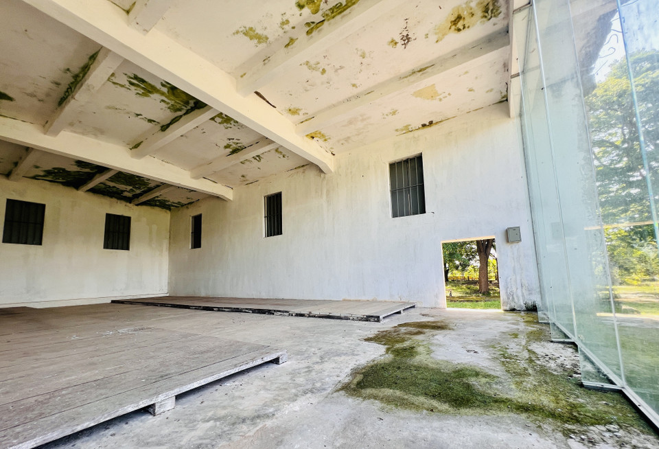 Bên trong phòng giam rêu mốc, thấm dột, xuống cấp nghiêm trọng. (Ảnh: Nguyên Linh/TTXVN)