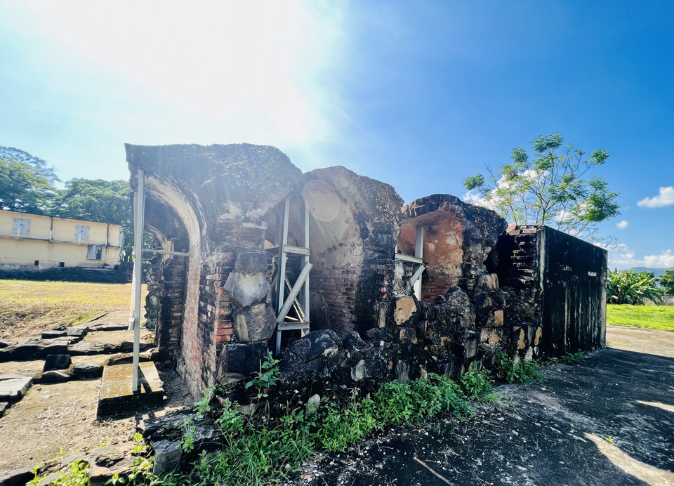 Khu biệt giam đã xuống cấp nghiêm trọng, nguy cơ sụp đổ. (Ảnh: Nguyên Linh/TTXVN)