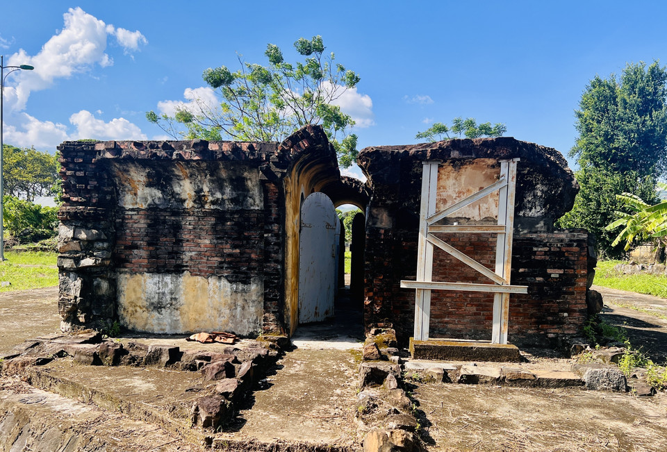 Khu biệt giam đã xuống cấp nghiêm trọng, nguy cơ sụp đổ. (Ảnh: Nguyên Linh/TTXVN)