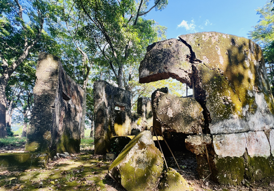 Trải qua thời gian 116 năm kể từ ngày xây dựng, cùng với sự tàn phá của bom đạn, tác động bởi mưa nắng, lũ lụt, hiện nay Khu di tích lịch sử quốc gia Nhà tù Lao Bảo đã xuống cấp nghiêm trọng. (Ảnh: Nguyên Linh/TTXVN)