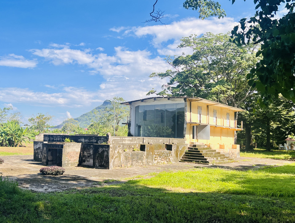 Trải qua thời gian 116 năm kể từ ngày xây dựng, cùng với sự tàn phá của bom đạn, tác động bởi mưa nắng, lũ lụt, hiện nay Khu di tích lịch sử quốc gia Nhà tù Lao Bảo đã xuống cấp nghiêm trọng. (Ảnh: Nguyên Linh/TTXVN)