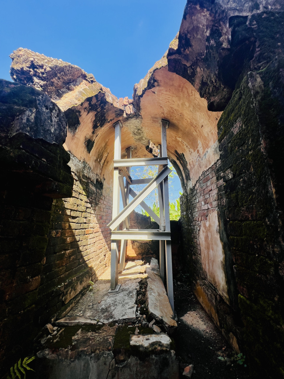 Trải qua thời gian 116 năm kể từ ngày xây dựng, cùng với sự tàn phá của bom đạn, tác động bởi mưa nắng, lũ lụt, hiện nay Khu di tích lịch sử quốc gia nhà tù Lao Bảo đã xuống cấp nghiêm trọng. (Ảnh: Nguyên Linh/TTXVN)