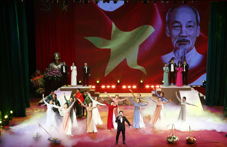 Chương trình biểu diễn văn nghệ tại lễ kỷ niệm. (Ảnh: Văn Điệp/TTXVN)