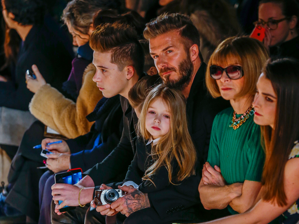 Con út thích nổi loạn: Theo nhà tâm lý học và tác giả cuốn sách 'The Birth Order Book' Kevin Leman, các bậc cha mẹ thường không nghiêm khắc với con út như với con cả. Do đó, nhiều anh chị lớn cảm thấy ghen tỵ với em út. Cũng bởi sự chiều chuộng của bố mẹ mà con út dễ trở nên vô quy tắc. Con út sẵn sàng làm mọi thứ để chứng minh bản thân. Theo giáo sư Linda Campbell, một chuyên gia về phát triển nhân cách ở Đại học Georgie, con út trong gia đình có thể học được nhiều phẩm chất từ anh chị cả như trách nhiệm, bởi chúng muốn thể hiện điều đó tốt hơn. (Nguồn: MSN)