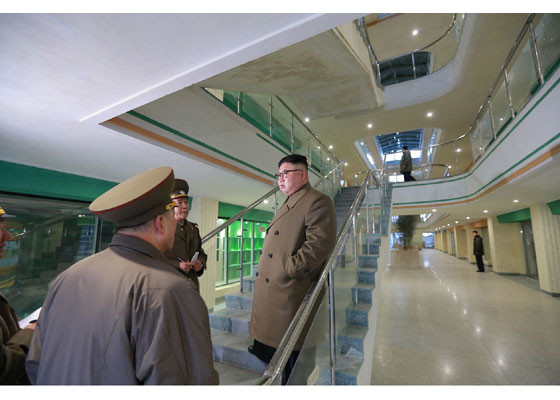 Ông Kim Jong-un kiểm tra các bậc thang trong một tòa nhà cao tầng (Nguồn: rodong.rep.kp)