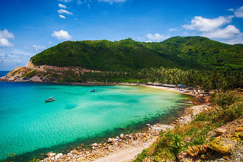 Vẻ đẹp của Bãi Mến cùng biển xanh thơ mộng. (Ảnh: Trọng Đạt/TTXVN)