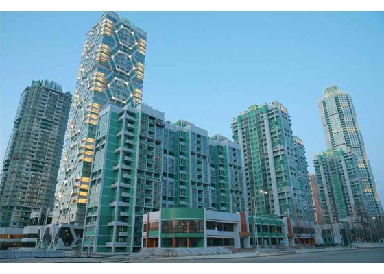 Nhà lãnh đạo nhấn mạnh không chỉ có những tòa nhà cao tầng mà nhiều căn hộ chung cư khác cũng được xây dựng theo phong cách đặc biệt với nhiều điểm nhấn đặc trưng, giúp cho khu phố Ryomyong có phong cách kiến trúc hài hòa và trở thành biểu tượng tiêu chuẩn cho một đại lộ hiện đại. (Nguồn: rodong.rep.kp)