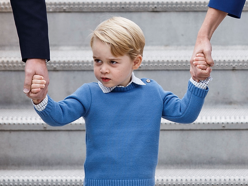 Con cả thường tham vọng và khao khát sự chú ý: Một vài chuyên gia cho biết con cả trong gia đình luôn khao khát có được sự chú ý, thứ mà chúng đã mất khi các em mình ra đời. Theo tiến sỹ nghiên cứu hành vi con người và gia đình Gail Gross, thay vì khóc lóc, con cả thường luôn cố gắng với môi trường xung quanh, đặt ra mục tiêu cao nhất để bố mẹ khen. Những người con cả luôn có cách cư xử lễ độ, xác định mục tiêu rõ. (Nguồn: MSN)