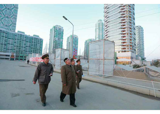 Ông Kim Jong-un nhấn mạnh khu phố Ryomyong đã được xây dựng nhờ sự tự lực của Triều Tiên, là minh chứng cho một quốc gia vững mạnh dù gặp nhiều khó khăn từ bên ngoài. (Nguồn: rodong.rep.kp)