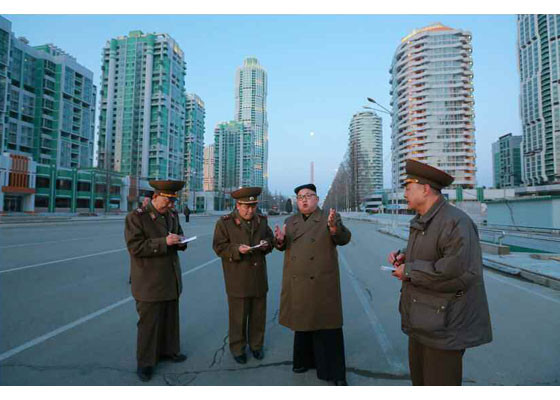 Ông đã kiểm tra nhiều khu vực trong phố để tìm hiểu mọi chi tiết trong công trường. (Nguồn: rodong.rep.kp)