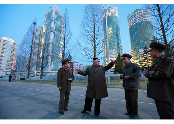 Nhà lãnh đạo Kim Jong-un đã có buổi thị sát thực tế công trường xây dựng khu phố hiện đại bậc nhất Triều Tiên Ryomyong. (Nguồn: rodong.rep.kp)