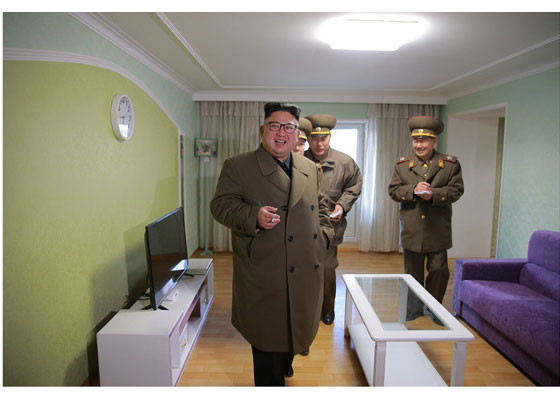 Và thể hiện sự hài lòng với nội thất bên trong một căn hộ. (Nguồn: rodong.rep.kp)