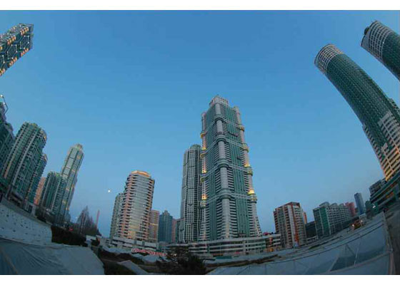 Ông đánh giá khu phố trông thực sự hiện đại vào ban ngày và vào buổi tối, nó lại càng trở nên tráng lệ. (Nguồn: rodong.rep.kp)