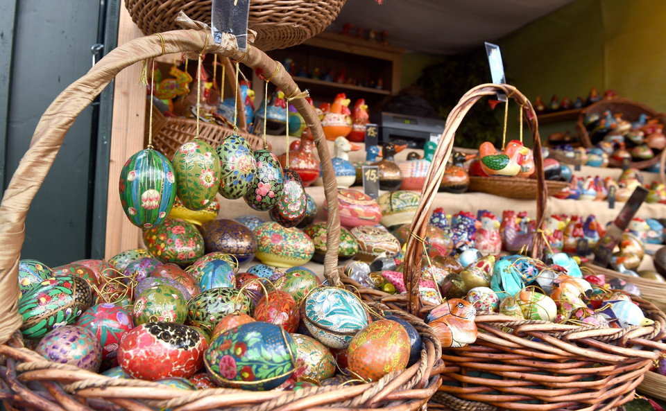 Lễ Phục sinh là một trong những dịp lễ quan trọng nhất trong năm của các tín đồ theo đạo Kito giáo. Ngày lễ này mang ý nghĩa tưởng niệm sự kiện Chúa Jesus hồi sinh sau khi bị đóng đinh trên Thánh giá. Ở các quốc gia châu Âu, Mỹ, Australia… ngày lễ là dịp để mọi người quây quần bên gia đình và người thân cũng như tham gia các hoạt động tôn giáo giàu ý nghĩa nhân văn. Trong ảnh: Trứng Phục sinh được bày bán tại chợ Phục sinh ở Vienna (Áo), ngày 10/4/2022. (Ảnh: THX/TTXVN)