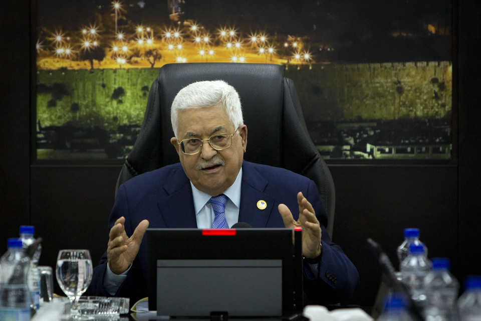 Tổng thống Chính quyền Palestine Mahmoud Abbas ngày 14/4/2022 đã triệu tập cuộc họp các quan chức cấp cao, trong bối cảnh xuất hiện nhiều lời kêu gọi chấm dứt các thỏa thuận hợp tác an ninh với Israel. Trong ảnh: Tổng thống Palestine Mahmoud Abbas chủ trì cuộc họp nội các ở thành phố Ramallah, Bờ Tây ngày 29/4/2019. (Ảnh: AFP/TTXVN)
