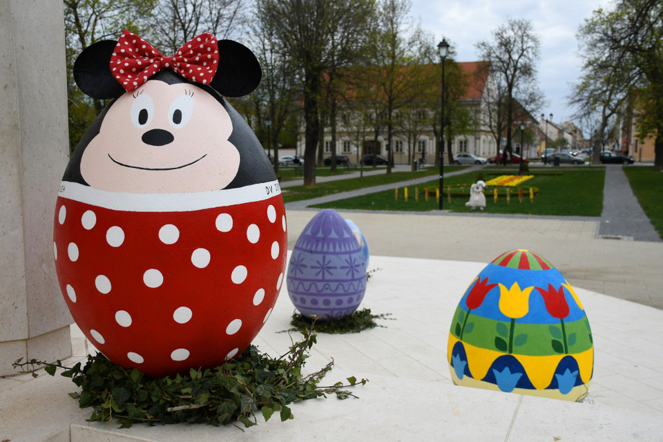Lễ Phục sinh là một trong những dịp lễ quan trọng nhất trong năm của các tín đồ theo đạo Kito giáo. Ngày lễ này mang ý nghĩa tưởng niệm sự kiện Chúa Jesus hồi sinh sau khi bị đóng đinh trên Thánh giá. Ở các quốc gia châu Âu, Mỹ, Australia… ngày lễ là dịp để mọi người quây quần bên gia đình và người thân cũng như tham gia các hoạt động tôn giáo giàu ý nghĩa nhân văn. Trong ảnh: Trứng Phục sinh được trưng bày tại Bjelovar (Croatia), ngày 9/4/2022. (Ảnh: THX/TTXVN)