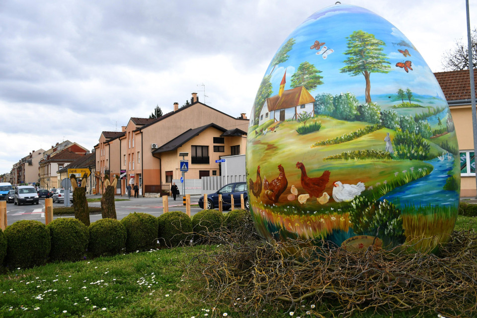 Lễ Phục sinh là một trong những dịp lễ quan trọng nhất trong năm của các tín đồ theo đạo Kito giáo. Ngày lễ này mang ý nghĩa tưởng niệm sự kiện Chúa Jesus hồi sinh sau khi bị đóng đinh trên Thánh giá. Ở các quốc gia châu Âu, Mỹ, Australia… ngày lễ là dịp để mọi người quây quần bên gia đình và người thân cũng như tham gia các hoạt động tôn giáo giàu ý nghĩa nhân văn. Trong ảnh: Trứng Phục sinh khổng lồ được trưng bày tại Bjelovar (Croatia), ngày 9/4/2022. (Ảnh: THX/TTXVN)