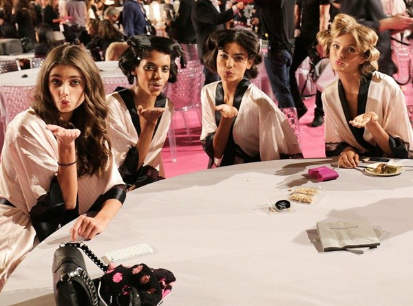 Để đảm bảo sức khỏe cho suốt buổi trình diễn, các "thiên thần" đã tranh thủ có bữa ăn nhẹ ngay tại hậu trường.