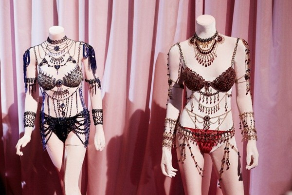 Cặp đôi Fantasy Bra (thiết kế nội y cao cấp) có tổng trị giá 4 triệu USD (khoảng 80 tỉ VND) trước giờ tỏa sáng.