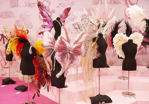 Khu vực trưng bày những đôi cánh mà các "thiên thần" sẽ trình diễn trong chương trình.