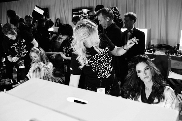 Người đẹp Brazil thể hiện thần thái chuyên nghiệp ngay từ khâu chuẩn bị.