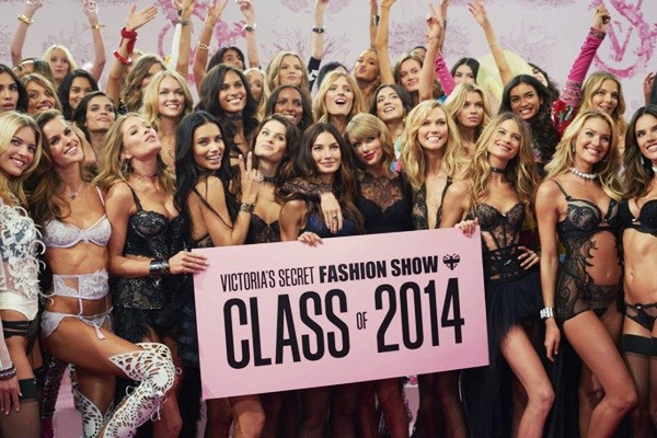  Kết thúc thành công Victoria's Secret Fashion Show 2014, các người mẫu và ca sĩ khách mời chụp hình kỷ niệm sau hậu trường, lưu lại khoảnh khắc ấn tượng, đáng nhớ. 