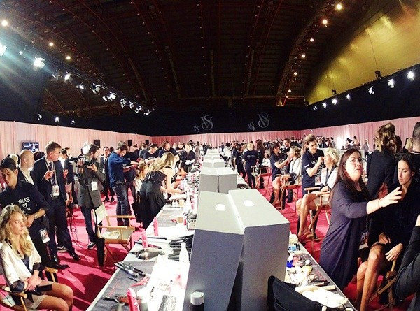 Toàn cảnh hậu trường Victoria's Secret Fashion Show 2014. Có thể cảm nhận được không khí sôi động và nhộn nhịp ngay từ khâu chuẩn bị.