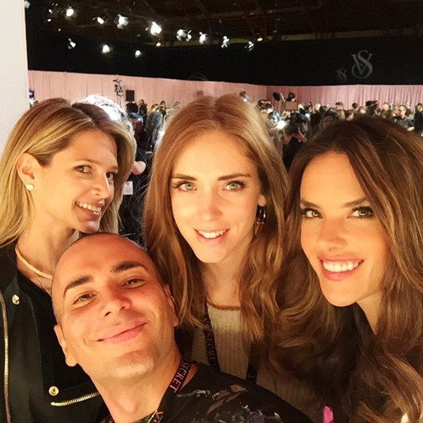 Blogger thời trang nổi tiếng người Ý - Chiara Ferragni (giữa) "đột kích" hậu trường Victoria's Secret Fashion Show 2014.