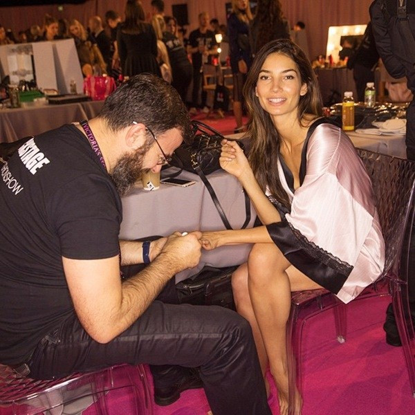 Tham gia Victoria's Secret Fashion Show 2014, các người mẫu không chỉ được chăm chút về vóc dáng mà các tiểu tiết nhỏ nhất cũng sẽ được các chuyên gia chú ý. Trong ảnh là "thiên thần" Lily Aldridge được chăm chút bộ móng bởi chuyên viên.