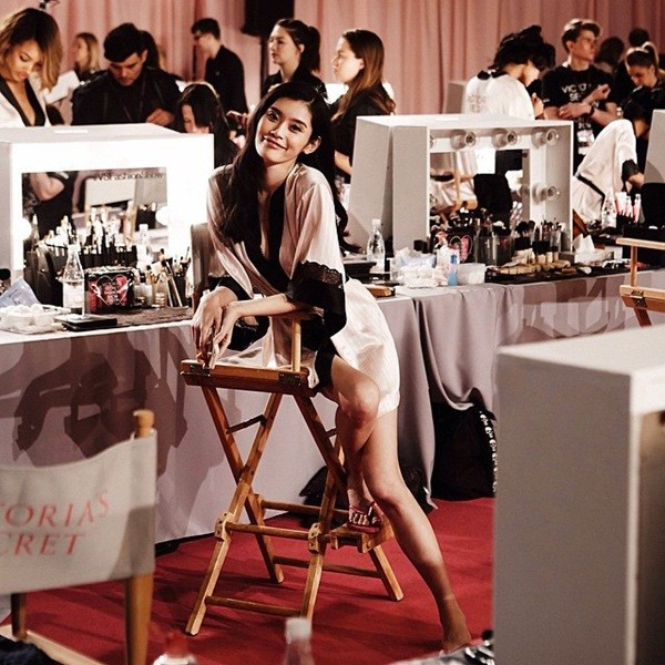 Một trong hai người mẫu châu Á trong Victoria's Secret Fashion Show 2014 năm nay, Ming Xi, khoe vẻ đẹp trẻ trung, quyến rũ sau cánh gà.