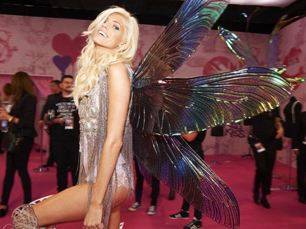 Devon Windsor gợi cảm trong cánh thiên thần.