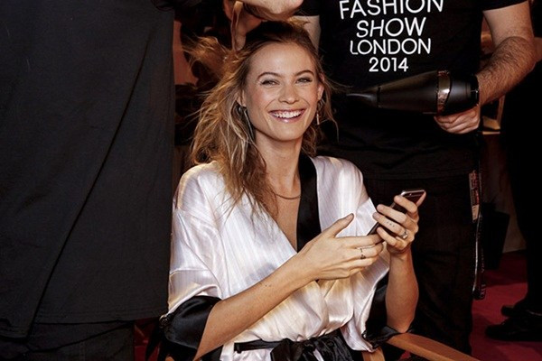 Nụ cười "tỏa nắng" của Behati như tiếp thêm sức sống cho toàn bộ ê kíp và làm khán phòng thêm rạng rỡ.