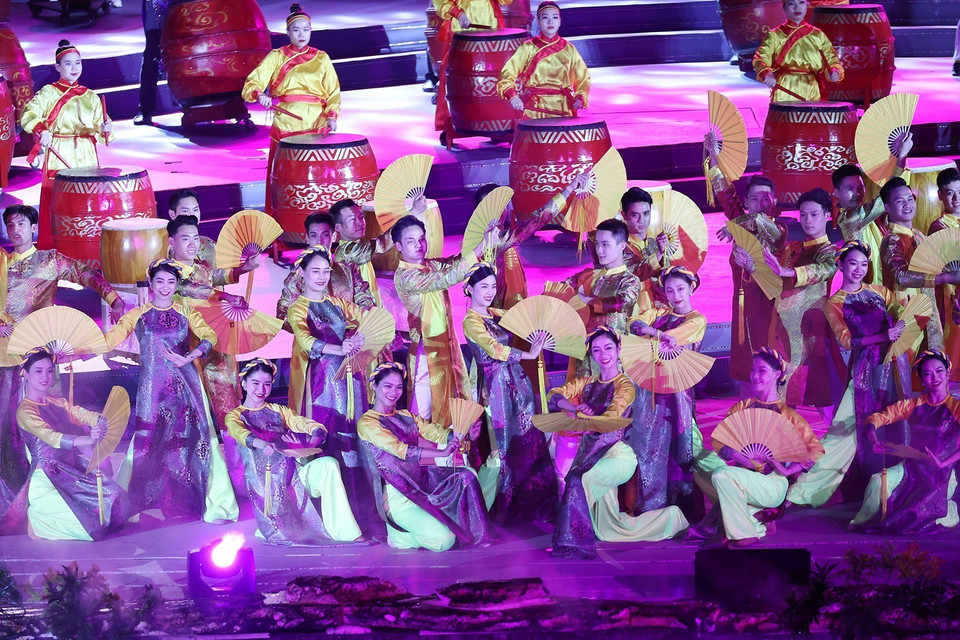 Chương trình nghệ thuật được thực hiện tại sân khấu thực cảnh Ký ức Hội An kết hợp công nghệ âm thanh, ánh sáng hiện đại, tạo nên những đại cảnh phức hợp, nhiều màu sắc nghệ thuật. (Ảnh: Dương Giang/TTXVN)