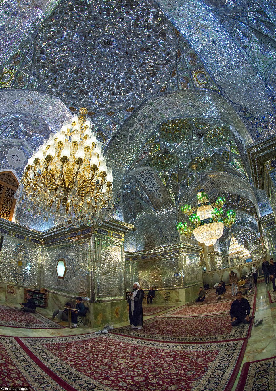 Thánh đường trong lăng Shah-e-cheragh ở Shiraz của người Hồi giáo Shiite. Đây là ngôi mộ Amir Ahmad và anh trai Mir Muhammad, các con của Imam thứ 7. Nơi đây không hề dễ dàng vào được bởi nó còn phụ thuộc vào những người lính gác. Toàn bộ trần nơi đây được phủ bằng thủy tinh xen lẫn đá màu. Bên dưới là sàn nhà cẩm thạch, trải thảm của người Iran để phản chiếu lên trên. (nguồn: Dailymail)