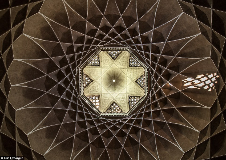 Trần nhà ở Dolatabad Gardn sử dụng một chiếc thông gió lớn để thích nghi với môi trường khô cằn bản địa. (Nguồn: Dailymail)