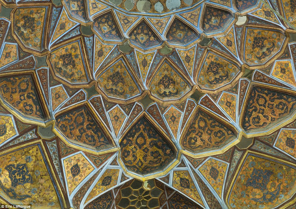 Trần nhà bên trong cung điện Behesht được xây dựng vào năm 1669. Đây là tác phẩm duy nhất còn lại của loại hình nghệ thuật này ở Iran. (Nguồn: Dailymail)