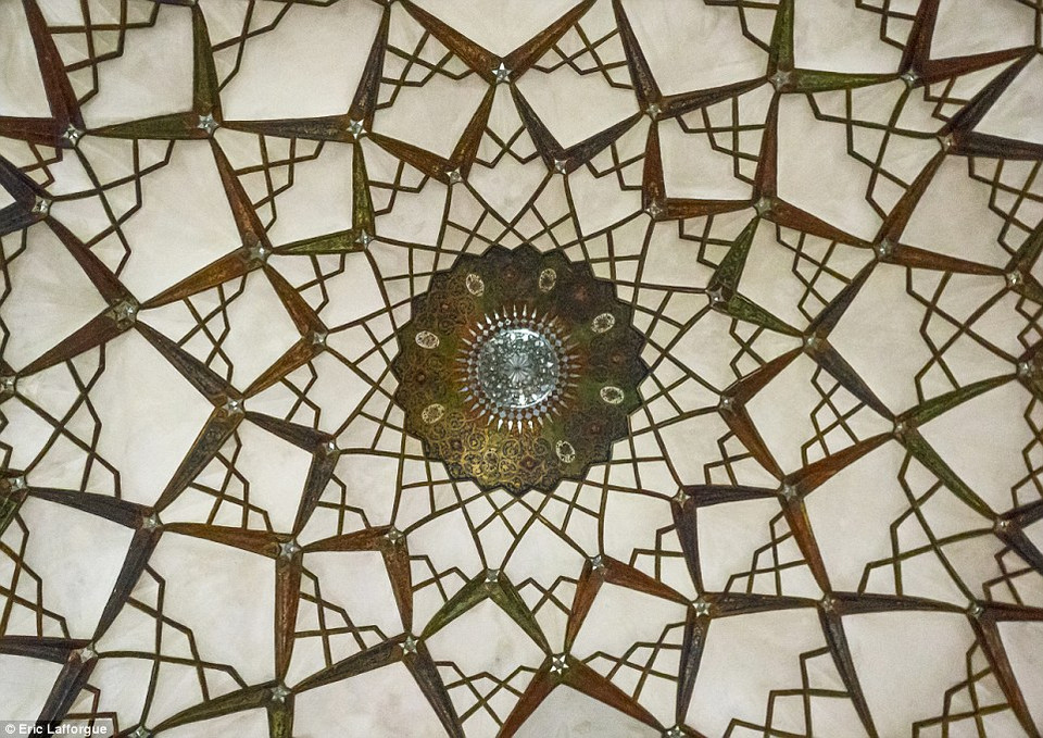 Mái vòm bên trong nhà cổ Tabatabaei, được xây dựng vào năm 1880, thể hiện sự kết hợp vượt bậc giữa toán học và địa lý trong kiến trúc Hồi giáo. (Nguồn: Dailymail)