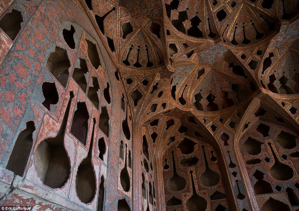 Trần nhà được trang trí bằng bình và ly, để tăng thanh âm cho nhạc điệu khi biểu diễn cho nhà vua. (Nguồn: Dailymail)