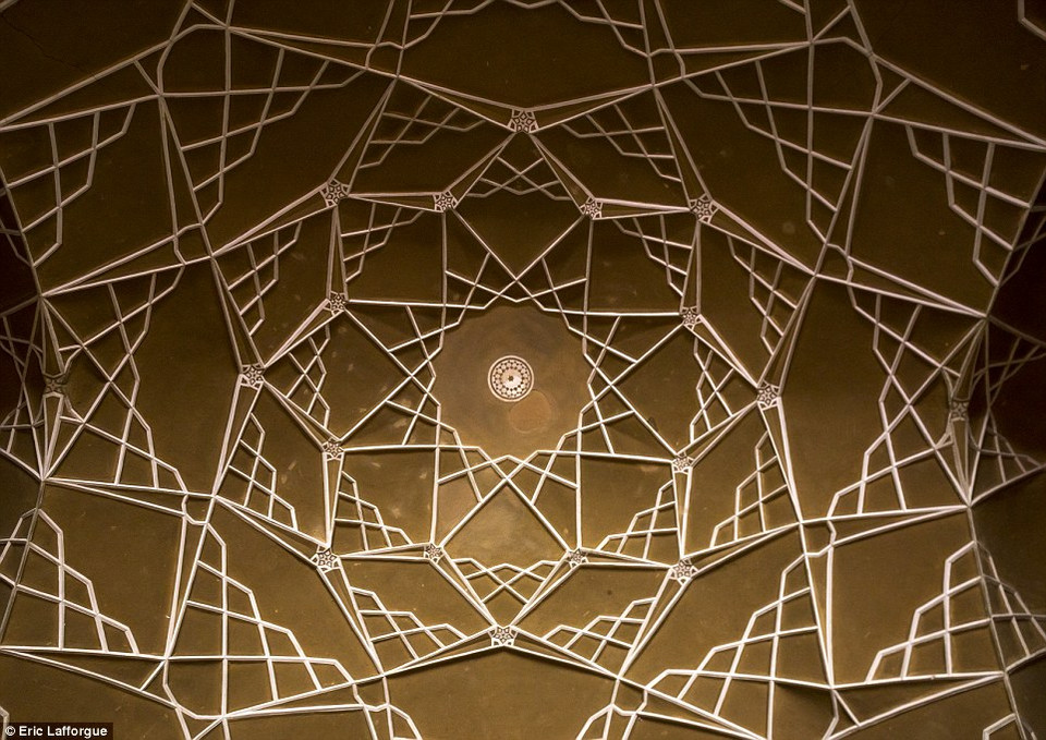 Một trong những mái vòm bên trong nhà Abbasi House, một loại nhà cổ Kashan, Isfahan, được xây dựng từ giữa thế kỷ 18. (Nguồn: Dailymail)