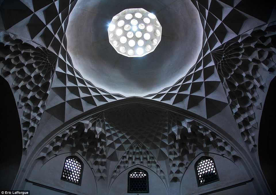 Trần nhà trong ngôi nhà cổ Abbasian có từ thế kỷ 18 nằm ở thị trấn Kasha, trên đường từ Isfahan tới Tehran. (Nguồn: Dailymail)