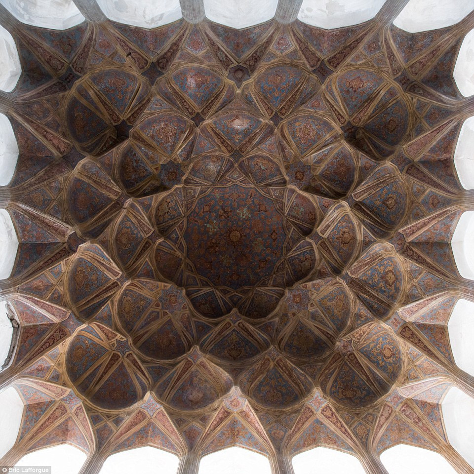 Trần nhà trong phòng hát ở cung điện Ali Qapu. (Nguồn: Dailymail)